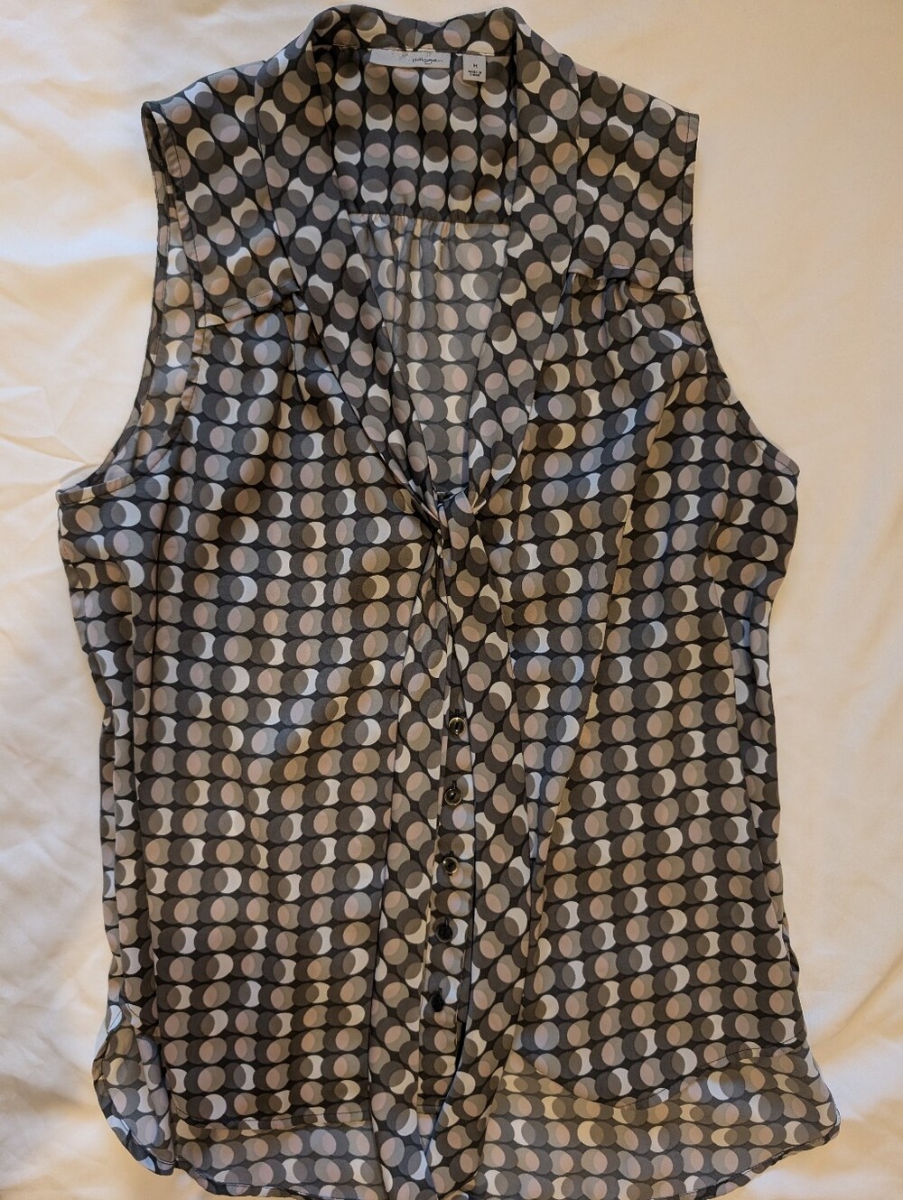 Halogen Sleeveless Button-Down Blouse in Gray and White Geometric Print